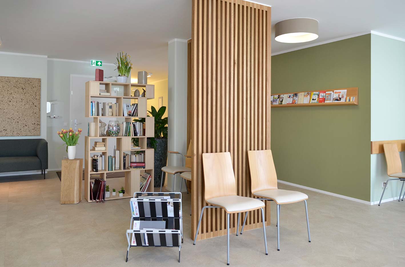 Das Bild zeigt einen hellen Warteraum in angenehmen Farben in der Praxis Tributh von den Hausärztinnen am Volkspark in Potsdam Nord in Bornstedt.