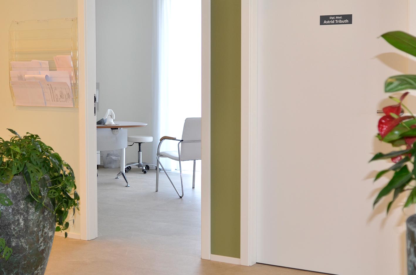 Das Bild einen Blick in ein Sprechzimmer in der Praxis Tributh in angenehmen hellen Farben von den Hausärztinnen am Volkspark in Potsdam Nord in Bornstedt.